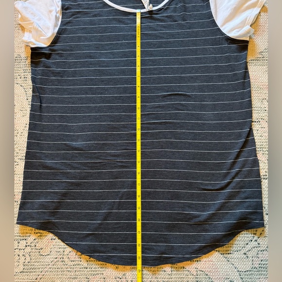 Lululemon Size 10 Charcoal and White Short Sleeve Round Neck Excellent Condition - Picture 6 of 6